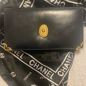 Dior vintage in great condition and looks modern.. giving Audrey Hepburn vibes